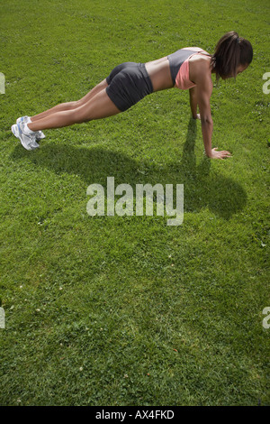 Adolescente facendo Push-up all'aperto Foto Stock