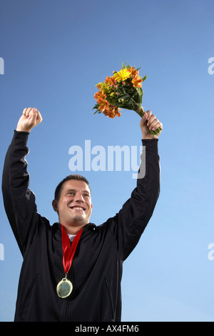 Uomo con medaglia e bouquet di contenimento Foto Stock