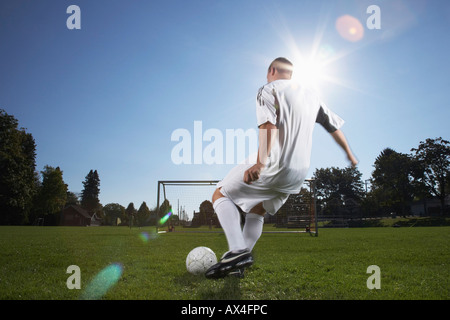 Uomo che giocano a calcio Foto Stock