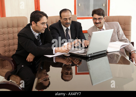 Il team Aziende a discutere in una sala riunioni in un ufficio Foto Stock