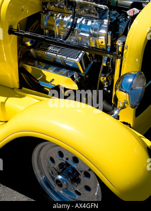 Stock a immagine del motore di un giallo personalizzato costruito auto in formato verticale Foto Stock