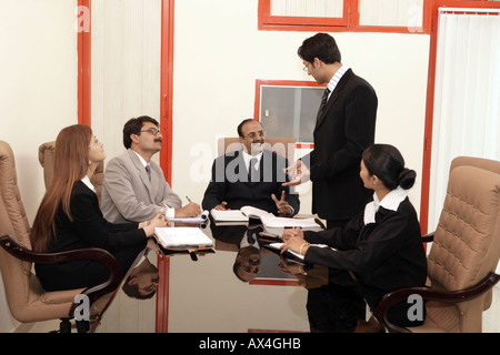 Il team Aziende a discutere in un ufficio Foto Stock