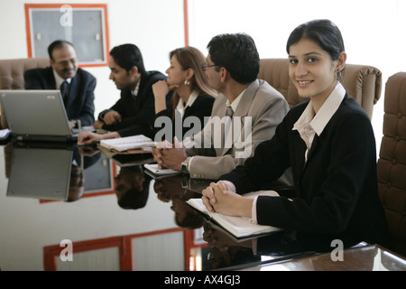 Il team Aziende che lavorano in un ufficio Foto Stock