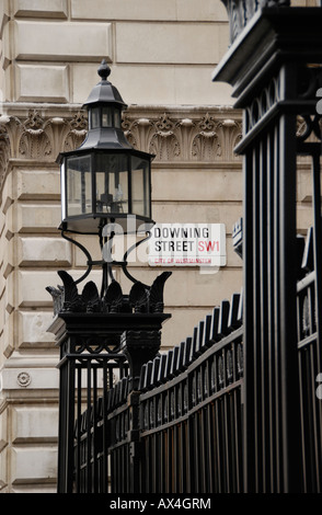 Close up di Downing Street cancelli e strada segno Westminster London Foto Stock