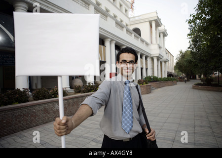 Ritratto di un addetto alle vendite che mostra una bacheca Foto Stock