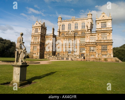 Una statua sul prato di fronte Wollaton Hall, Nottinghamshire East Midlands UK Foto Stock