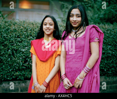 Due ragazze in Whitechapel, East London durante la festa musulmana di Eid Foto Stock