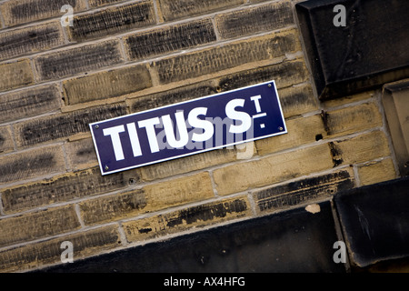 Tito Street in onore di Sir Tito sale nel villaggio di Saltaire che è un sito Patrimonio Mondiale dell'UNESCO West Yorkshire Inghilterra Foto Stock