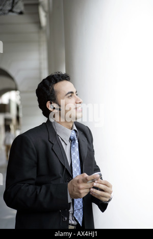 Imprenditore a parlare su un telefono mobile Foto Stock