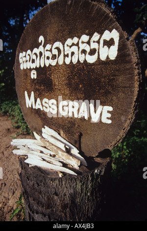 Le ossa umane e la tomba di massa in corrispondenza del marcatore Choeung Ek in Cambogia Foto Stock