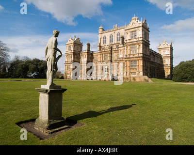 Una statua sul prato di fronte Wollaton Hall, Nottinghamshire East Midlands UK Foto Stock