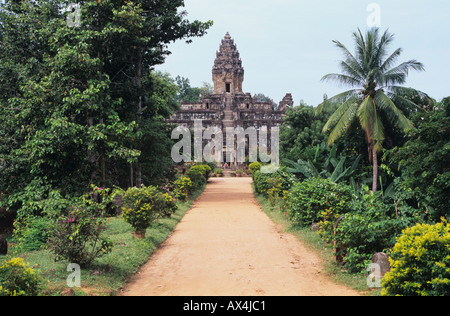 L'approccio al tempio Bakong in Siem Reap area della Cambogia Foto Stock