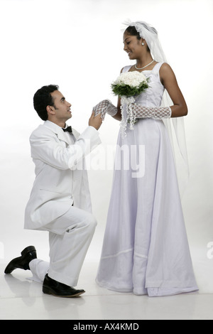 Profilo laterale di un groom proponendo la sua sposa Foto Stock