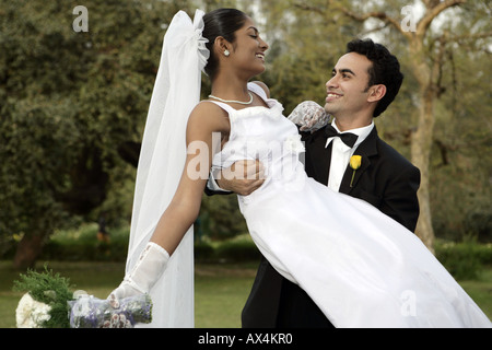 Coppia sposata romancing in un parco Foto Stock