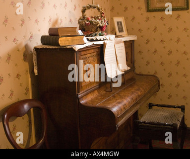 Un pianoforte in salotto della DH Lawrence Birthplace Museum in Eastwood, Nottinghamshire East Midlands UK Foto Stock