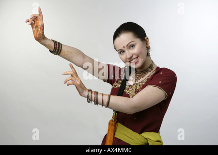 Ritratto di una giovane donna dancing Foto Stock