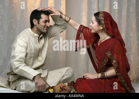 Fratello e Sorella celebra Raksha Bandhan e sorridente Foto Stock