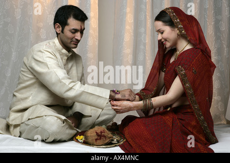 Fratello e Sorella celebra Raksha Bandhan Foto Stock