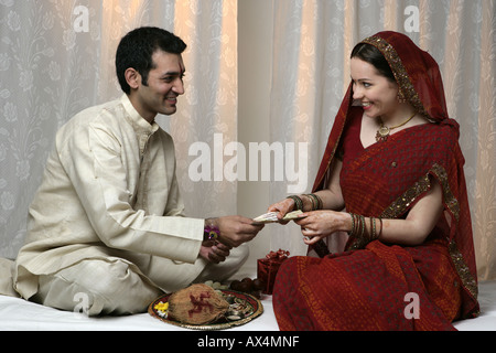 Fratello e Sorella celebra Raksha Bandhan e sorridente Foto Stock