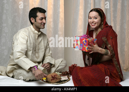 Fratello e Sorella celebra Raksha Bandhan e sorridente Foto Stock