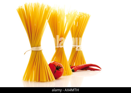 I grappoli di pasta, pomodoro e peperoncino Foto Stock