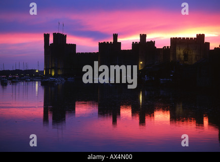 Caernarfon Castle tramonto crepuscolo fine Patrimonio Mondiale UNESCO SiteNorth Galles Foto Stock