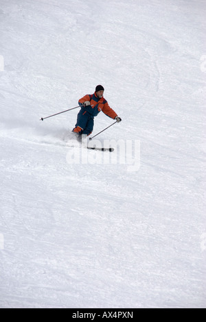 Sciatore su Cady Carosello nero eseguire il Passo del Tonale Foto Stock