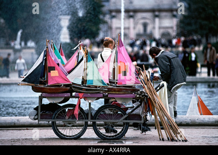 Modello di imbarcazioni a vela su un carrello da dove essi possono essere affittati per giocare con sullo stagno nei Jardins des Tuileries a Parigi. Foto Stock