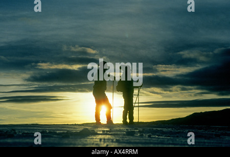 I fondisti al tramonto nella neve profonda in montagna vicino a Camp Sherman Foto Stock