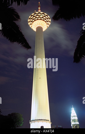 Il KL Tower con le Torri Petronas in background di Kuala Lumpur, la capitale della Malesia. Foto Stock