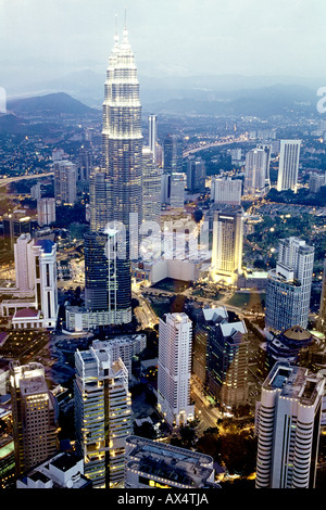 La vista delle Petronas Twin Towers e il centro cittadino di KL dal ponte di visualizzazione della Torre KL a Kuala Lumpur in Malesia. Foto Stock