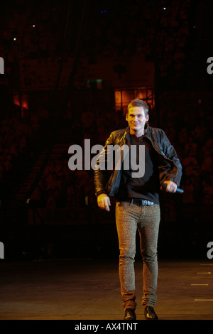 Lee Ryan cantando, effettuando in corrispondenza di giovani voci concerti, dicembre 2007. Foto Stock