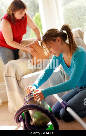 Figlia adolescente aiutando con lavori di casa Foto Stock