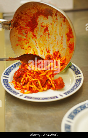 La preparazione di un piatto di pasta nel ristorante italiano, Italia Foto Stock