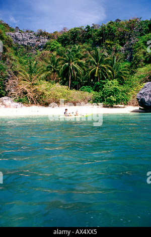 Una spiaggia su una delle isole che compongono l'Ang Thong National Marine Park al largo della costa di Ko Samui in Thailandia. Foto Stock