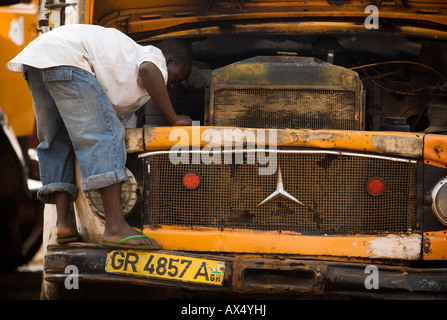 Uomo che ripara il vecchio Benz carrello Tema Ghana Foto Stock