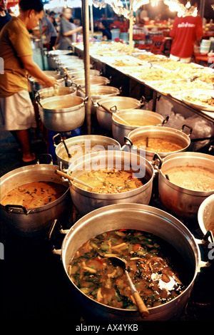 Un cibo stallo in una strada del mercato di Bangkok in Thailandia. Foto Stock