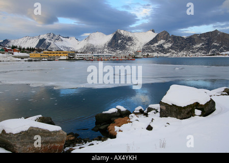 Mefjordbotn pesca costiera borgo incastonato tra le montagne senja inverno artico Norvegia Foto Stock