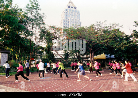 La gente del posto che esercitano e praticare il Tai Chi nel Parco Lumphinee a Bangkok in Tailandia. Foto Stock
