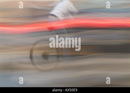 Bike pedale del ciclo di esercizio push pendolarismo pendolari trasporto verde zero 0 ciclo emisions lane city di velocità di corsa il concetto di movimento Foto Stock