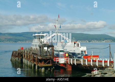 Veicoli lasciando il Western il servizio di traghetto che opera tra Hunters Quay e Gourock in Inverclyde, Scozia U.K. Foto Stock
