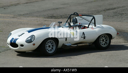 Auto sportiva bianca Jaguar D-Type in pista. Foto Stock