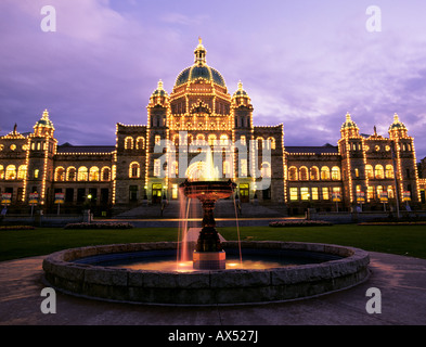 Una vista del British Columbia e il Palazzo del Parlamento sul porto di Victoria Foto Stock