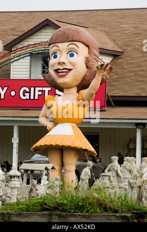 Gigante cameriera di ceramica lungo la Route 20 Great Western Turnpike vicino a Buffalo New York Foto Stock