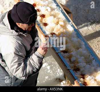 Un uomo tenta di eseguire un taffy stick a Ottawa Canadas Winterlude annuale festival Foto Stock