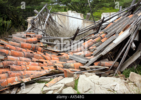 Casa collassata con piastrelle di terracotta con tetto in Ecuador Foto Stock