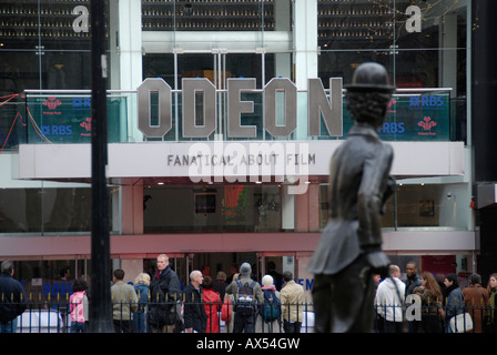Statua di Charlie Chaplin si affaccia tifosi fuori premiere del film a l'Odeon Leicester Square, Londra Foto Stock