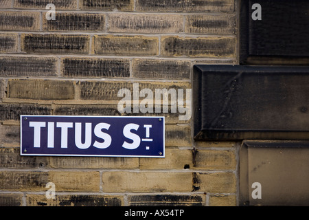 Tito Street in onore di Sir Tito sale nel villaggio di Saltaire che è un sito Patrimonio Mondiale dell'UNESCO West Yorkshire Inghilterra Foto Stock