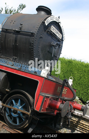 Il vecchio treno a vapore locomotiva a motore alla stazione di Whitehead, County Antrim, Irlanda del Nord Foto Stock