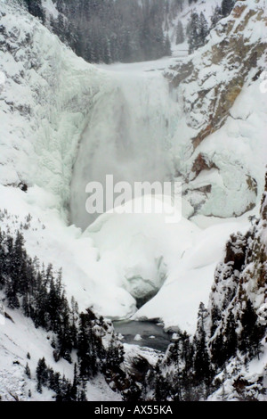 Il parco di Yellowstone, superiore cade sul fiume Yellowstone nel freddo dell'inverno Foto Stock
